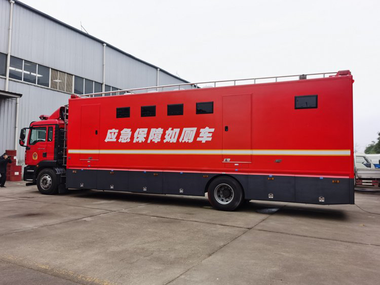 重汽豪沃10人厕所车