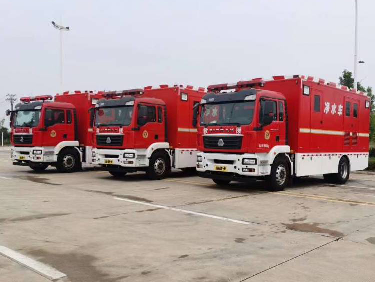 重汽豪沃野营净水车