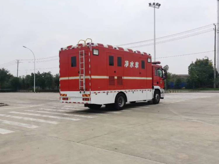 重汽豪沃野营净水车